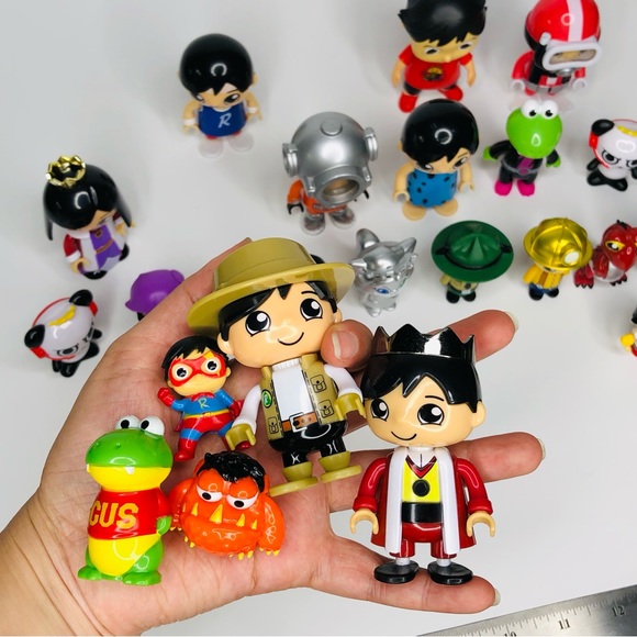 25 pcs Assort of Ryan World Mini Action Figure Gus Gator Bonkers Toy King Queen - Picture 6 of 7